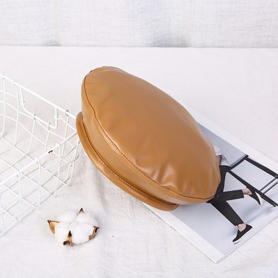 Γυναικείο καπέλο τύπου μπερέ - κατασκευασμένο από οικολογικό δέρμα