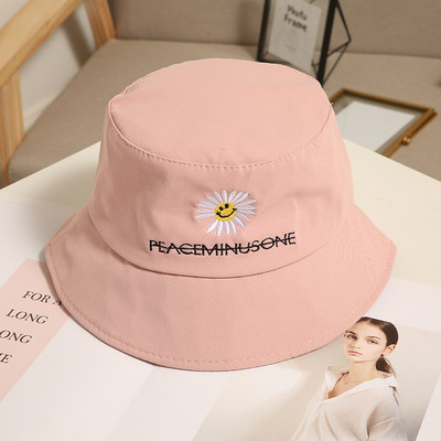 Μοντέρνο γυναικείο καπέλο με κέντημα μαργαρίτας