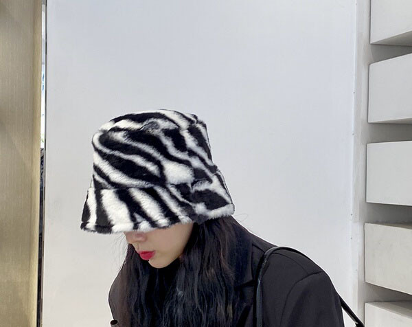 Μοντέρνο γυναικείο καπέλο  με ζωική εκτύπωση