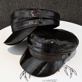 Kožna kapa s metalnim ukrasom