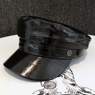 Kožna kapa s metalnim ukrasom