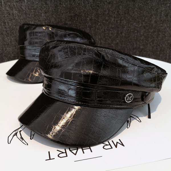 Kožna kapa s metalnim ukrasom