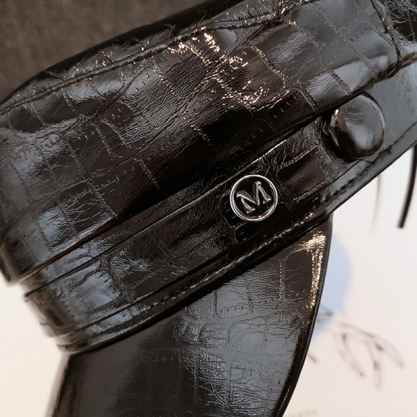 Kožna kapa s metalnim ukrasom