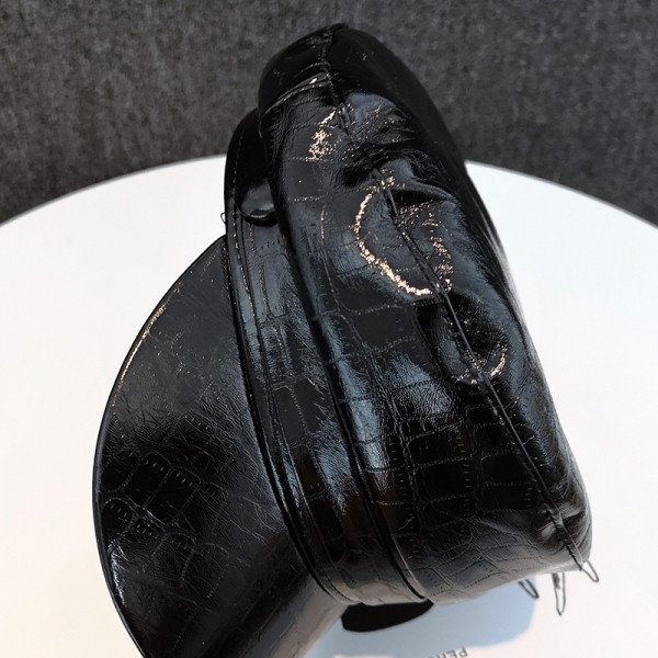 Kožna kapa s metalnim ukrasom