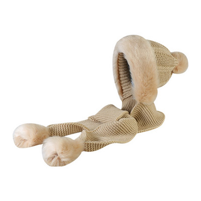 Kötött női sapka sállal és pehellyel