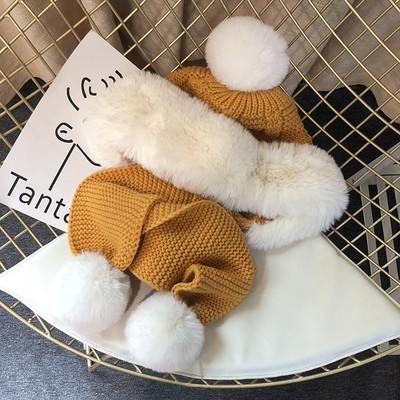 Kötött női sapka sállal és pehellyel