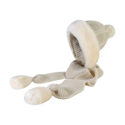 Kötött női sapka sállal és pehellyel