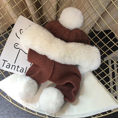 Kötött női sapka sállal és pehellyel