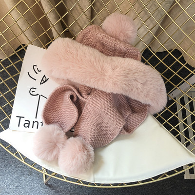 Kötött női sapka sállal és pehellyel