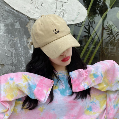 Női alkalmi sapka hímzett felirattal