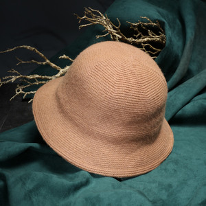 Modern női kötősapka retro stílusban