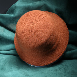 Modern női kötősapka retro stílusban