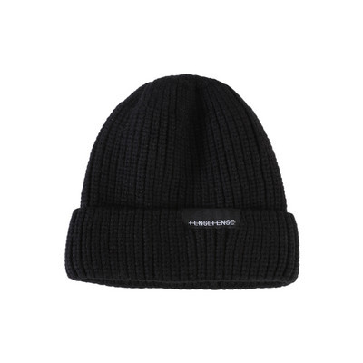 Alkalmi női sapka kötésből, felirattal