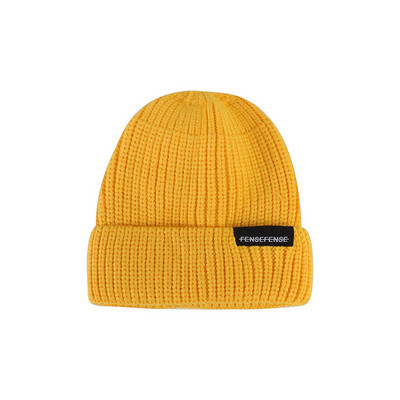 Alkalmi női sapka kötésből, felirattal