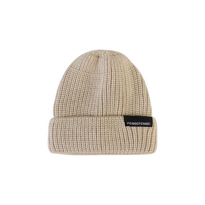 Alkalmi női sapka kötésből, felirattal