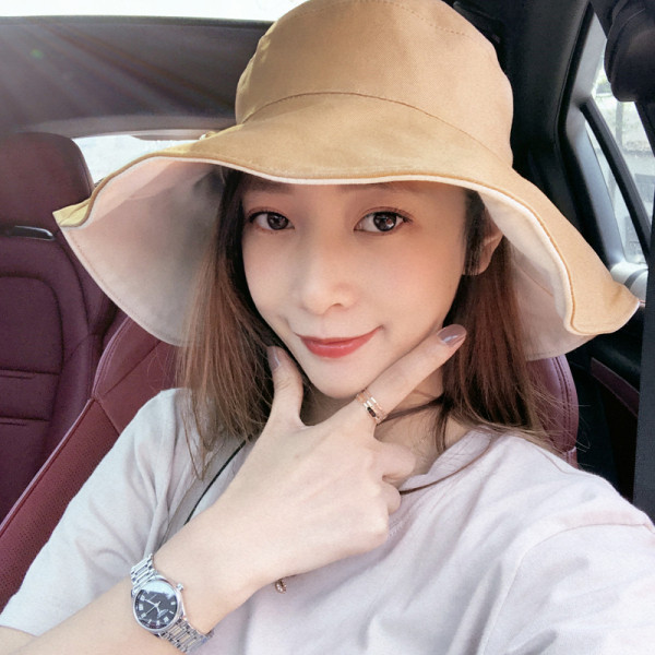 Modern, széles karimájú női sapka