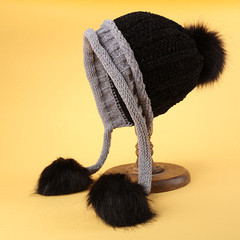 Női kötött sapka nyakkendővel és pehelyes