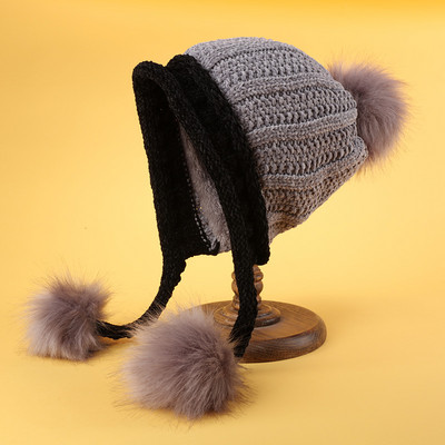 Női kötött sapka nyakkendővel és pehelyes