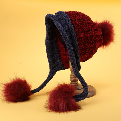 Női kötött sapka nyakkendővel és pehelyes