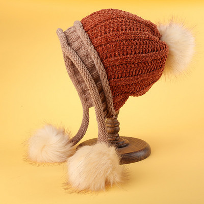 Női kötött sapka nyakkendővel és pehelyes