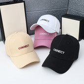 Női sapka hímzett felirattal és napellenzővel