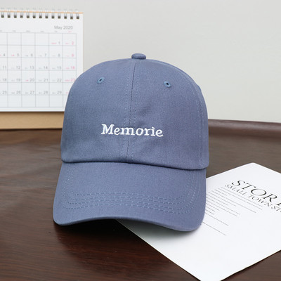 Női sapka hímzett felirattal és napellenzővel