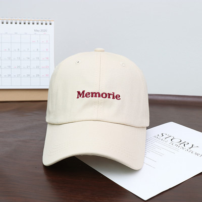 Női sapka hímzett felirattal és napellenzővel