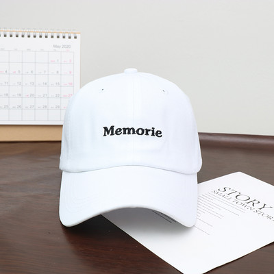 Női sapka hímzett felirattal és napellenzővel