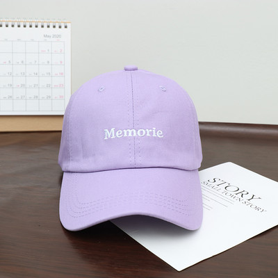 Női sapka hímzett felirattal és napellenzővel