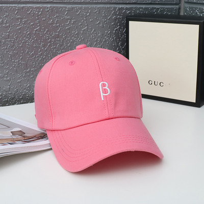 Női sapka hímzett felirattal és napellenzővel