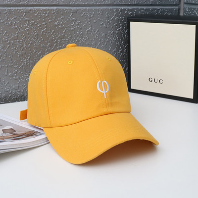 Női sapka hímzett felirattal és napellenzővel