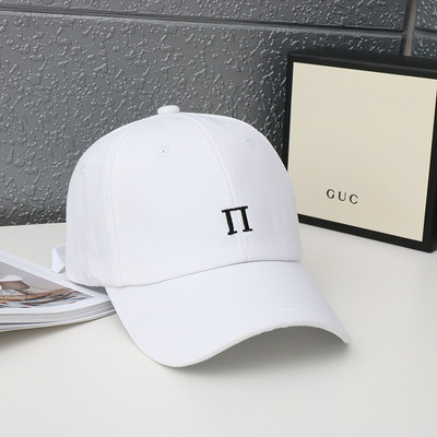 Női sapka hímzett felirattal és napellenzővel