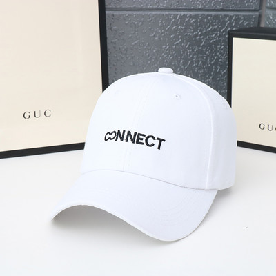 Női sapka hímzett felirattal és napellenzővel