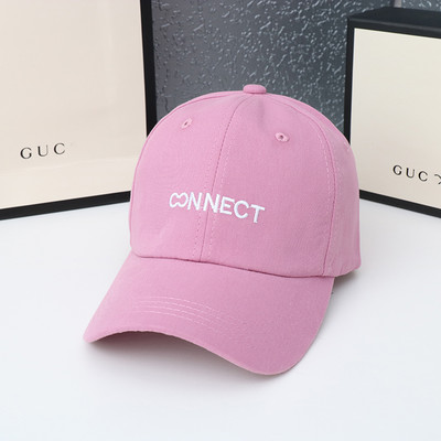 Női sapka hímzett felirattal és napellenzővel