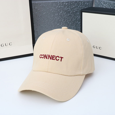 Női sapka hímzett felirattal és napellenzővel