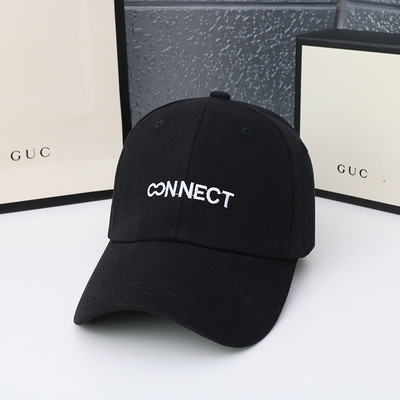 Női sapka hímzett felirattal és napellenzővel