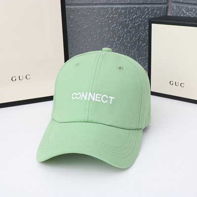 Női sapka hímzett felirattal és napellenzővel