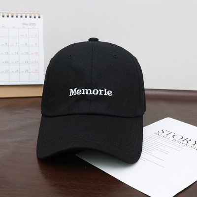 Női sapka hímzett felirattal és napellenzővel