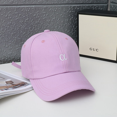 Női sapka hímzett felirattal és napellenzővel