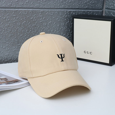 Női sapka hímzett felirattal és napellenzővel