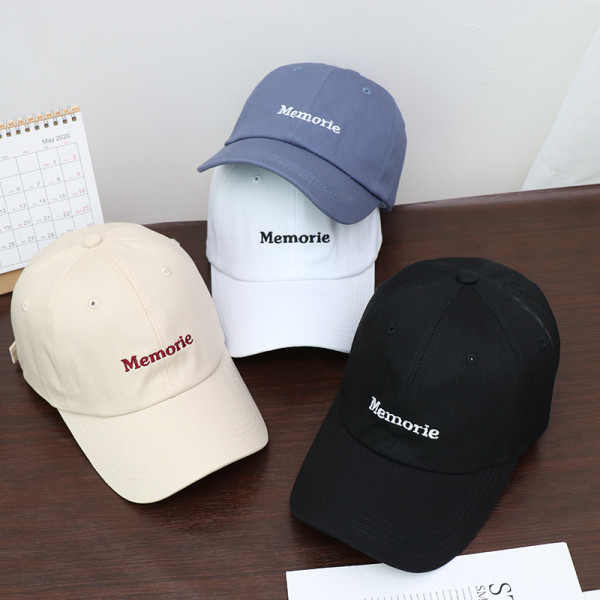 Női sapka hímzett felirattal és napellenzővel