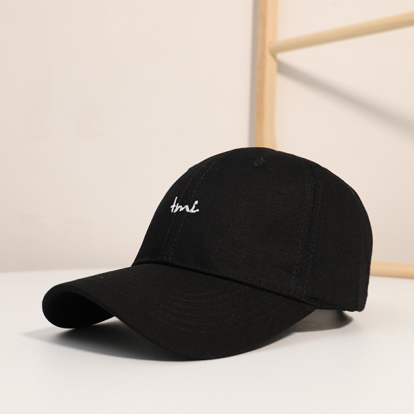 Női sapka hímzett felirattal és napellenzővel