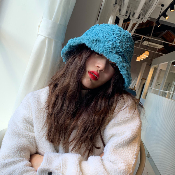 Ležerna puhasta ženska kapa za ribolov