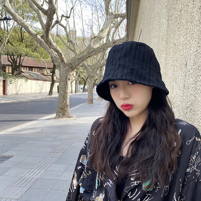 Egyszínű női sapka retro stílusban