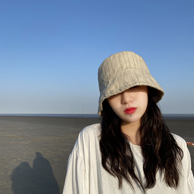 Egyszínű női sapka retro stílusban