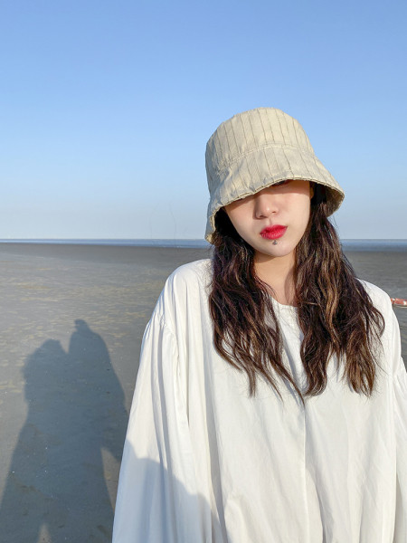 Egyszínű női sapka retro stílusban