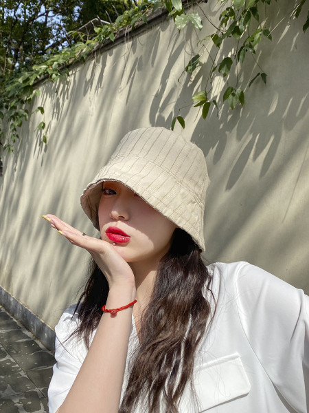 Egyszínű női sapka retro stílusban