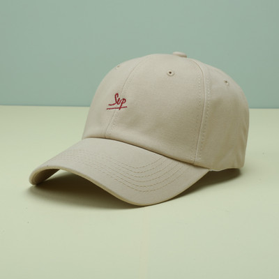 Γυναικείο καπέλο με γείσο και κεντημένη επιγραφή