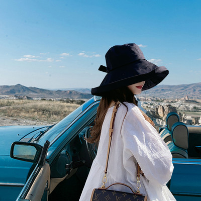 Ženska kapa od tekstila sa trakom