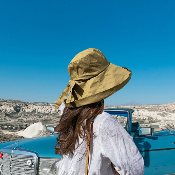 Ženska kapa od tekstila sa trakom